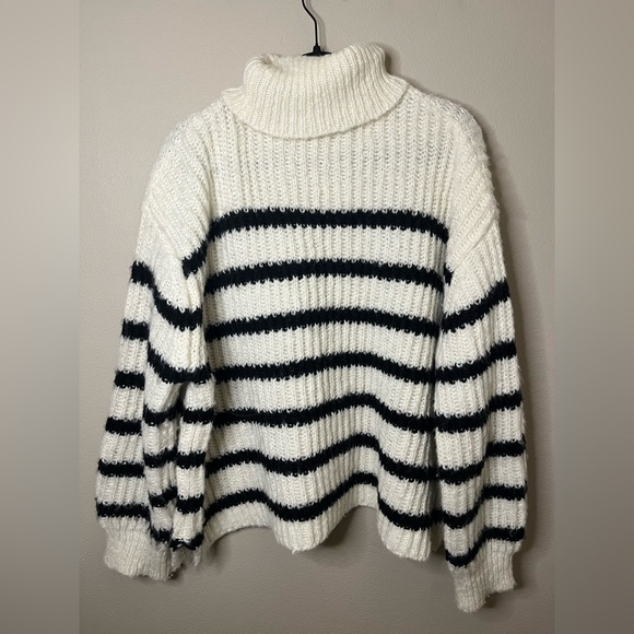 Sadie & Sage Aki Turtleneck - Picture 2 of 3